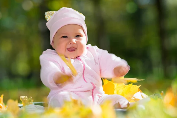 Een Gelukkige Baby Roze Kleding Spelen Onder Gele Herfst Bladeren — Stockfoto