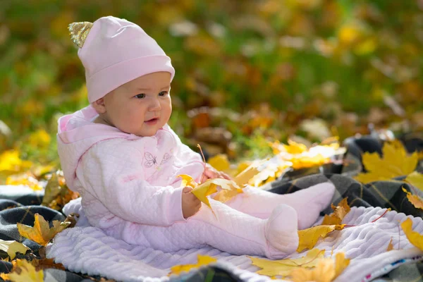 Glad Baby Rosa Kläder Sitter Ensam Picknickfilt Hösten Faller Löv — Stockfoto