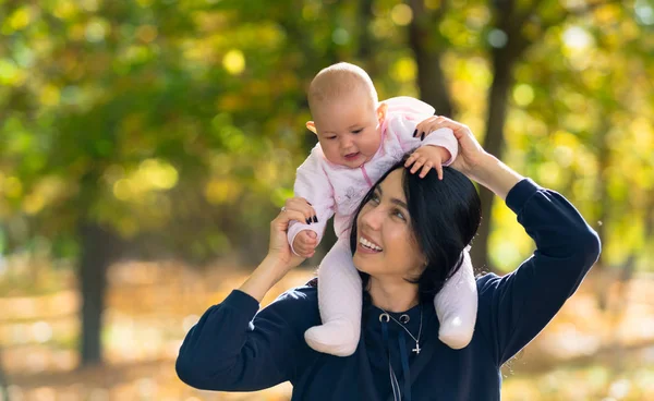 Mãe Amorosa Dando Seu Bebê Menina Passeio Seus Ombros Como — Fotografia de Stock