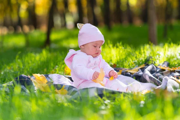 Tevreden Babymeisje Speelt Met Gele Bladeren Een Deken Het Gras — Stockfoto