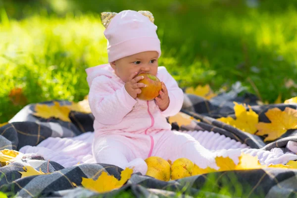 Adorable Niña Mordiendo Una Manzana Fresca Mientras Sienta Sobre Una —  Fotos de Stock