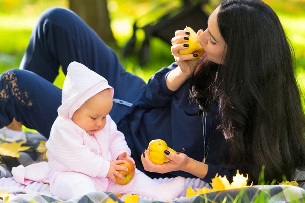 Joven Madre Comiendo Manzanas Otoño Con Hija Bebé Mientras Relajan — Foto de Stock