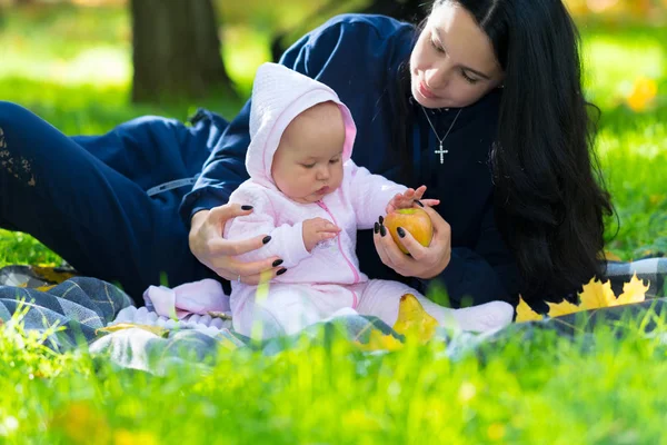 Amante Jovem Mãe Seu Bebê Brincando Tapete Grama Parque Outono — Fotografia de Stock