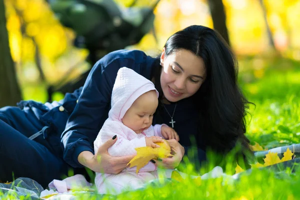Mãe Amorosa Brincando Com Sua Filha Bebê Parque Outono Relaxando — Fotografia de Stock