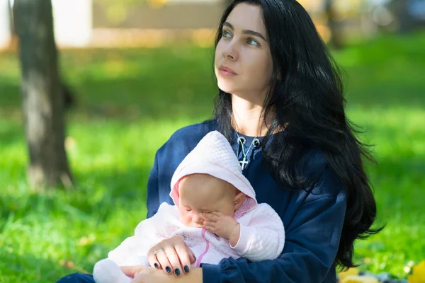 Wistful Looking Young Mother Holding Sleepy Baby Lush City Parkland — Stock Photo, Image