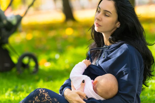 Uma Mãe Discretamente Amamentando Seu Bebê Parque Livre Iluminado — Fotografia de Stock