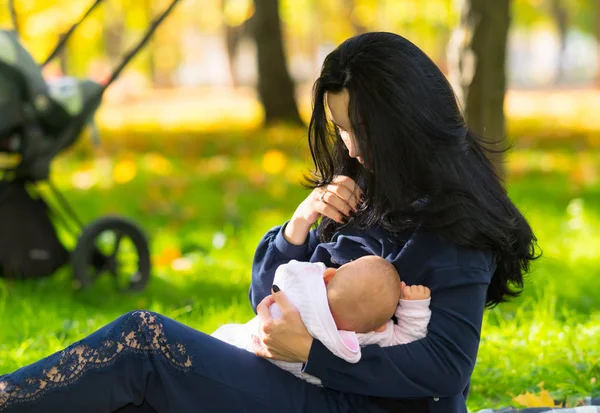 Uma Mãe Discretamente Amamentando Seu Bebê Parque Livre Iluminado Primavera — Fotografia de Stock