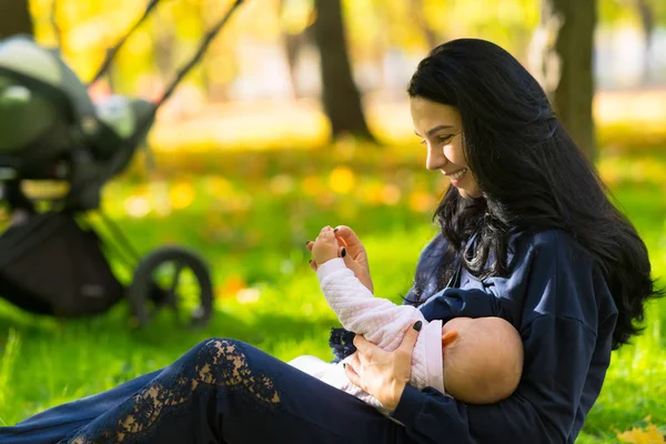 Uma Mãe Feliz Amamentando Discretamente Seu Bebê Parque Cidade Iluminado — Fotografia de Stock