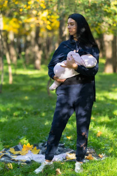 Una Madre Stanca Piedi Mentre Culla Suo Bambino Dormire Lussureggiante — Foto Stock