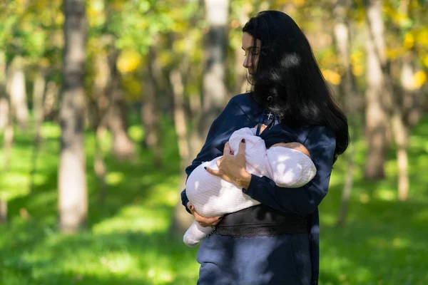 Loving Mother Standing While Rocking Her Baby Sleep Lush City — Stock Photo, Image