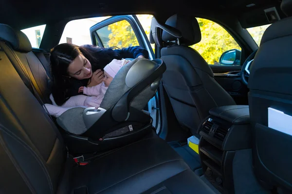 Mãe Olhando Para Seu Bebê Assento Bebê Banco Trás Carro — Fotografia de Stock