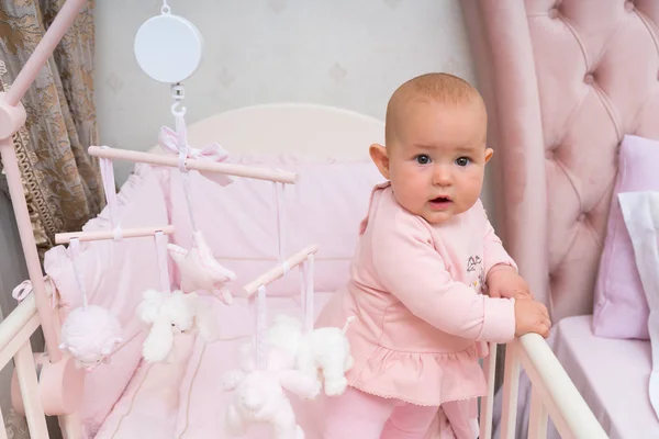 Glad Nyfiken Spädbarn Baby Rosa Spjälsäng Och Sovrum Scen Med — Stockfoto