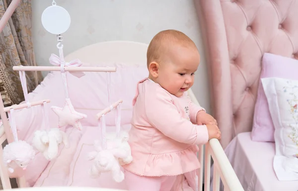 Bebê Infantil Feliz Berço Rosa Cena Quarto Com Celular Pendurado — Fotografia de Stock