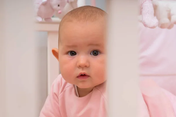 Menina Bebê Curioso Olhando Volta Seu Berço Para Câmera Com — Fotografia de Stock