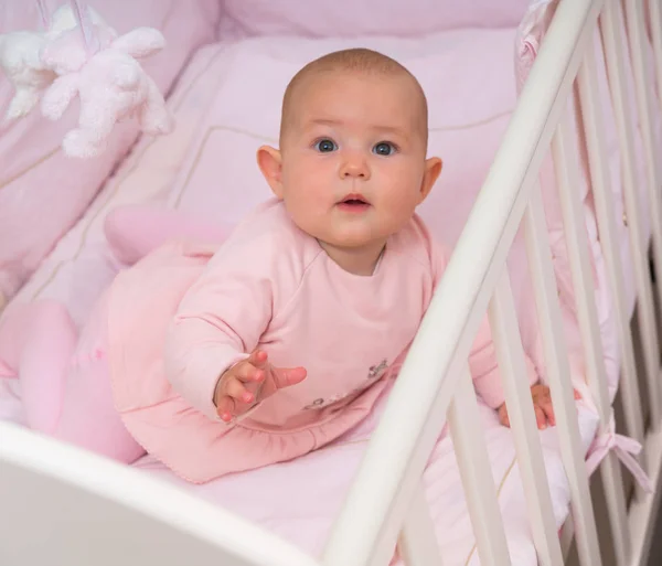 Nieuwsgierig Babymeisje Een Kinderbedje Kijken Camera Verwondering Een Close Portret — Stockfoto
