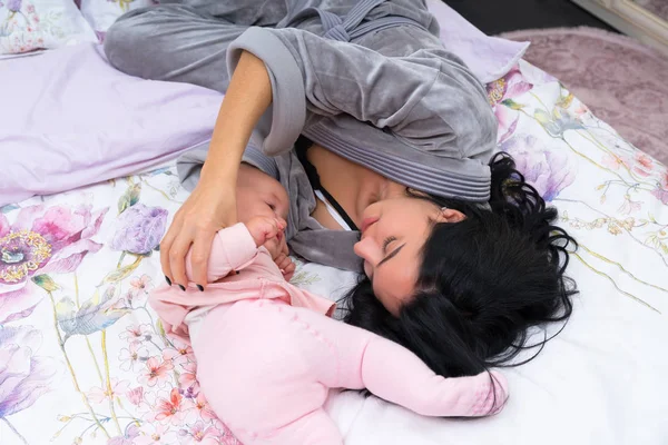 Felice Giovane Madre Che Gioca Con Sua Bambina Letto Una — Foto Stock