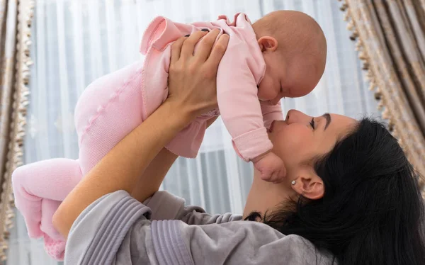 Amante Mãe Brincando Com Seu Bebê Menina Levantando Alto Close — Fotografia de Stock