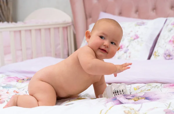 Desvestida Linda Menina Rastejando Sobre Uma Cama Seu Berçário Olhando — Fotografia de Stock