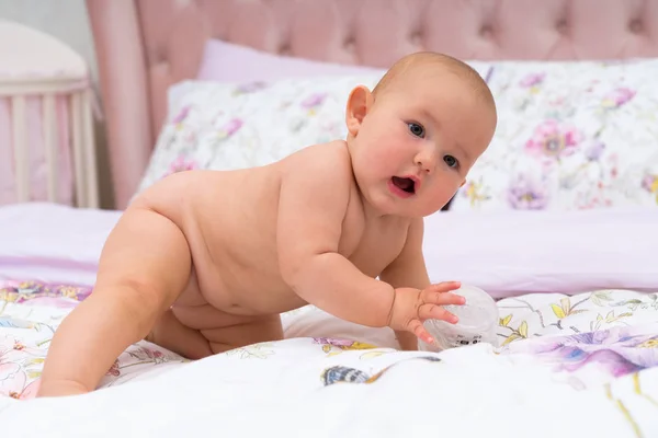Bebê Pequeno Bonito Rastejando Através Cama Dos Pais Sem Roupas — Fotografia de Stock