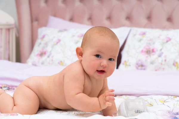 Jonge Schattige Kleine Baby Kruipen Bed Van Zijkant Gezien Camera — Stockfoto