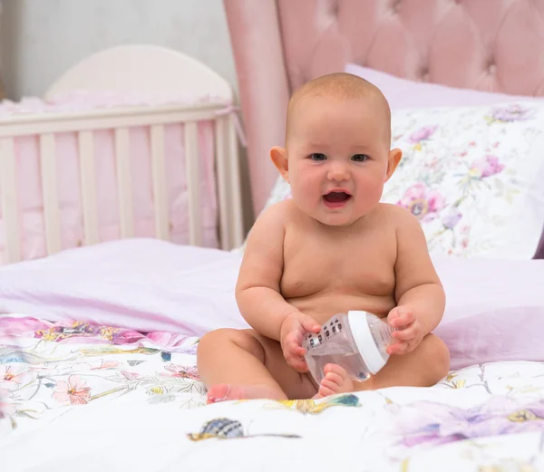 Söt Liten Baby Sitter Föräldrar Sängkläder Med Plast Vattenflaska Hennes — Stockfoto