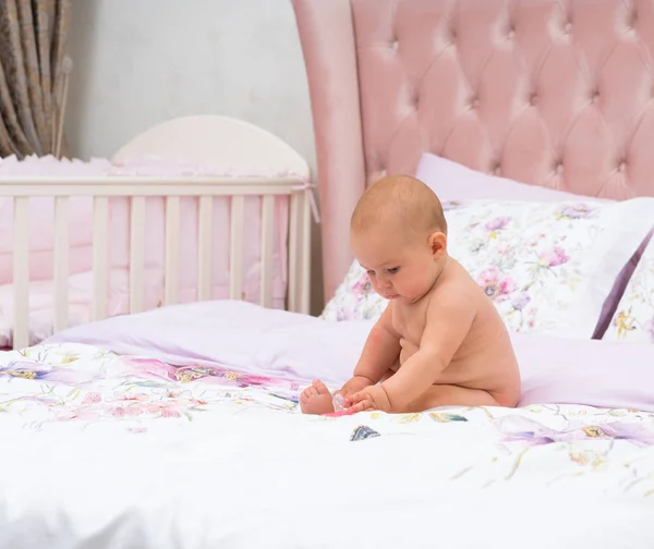 Schattig Klein Babymeisje Spelen Door Haarzelf Een Bed Een Kwekerij — Stockfoto