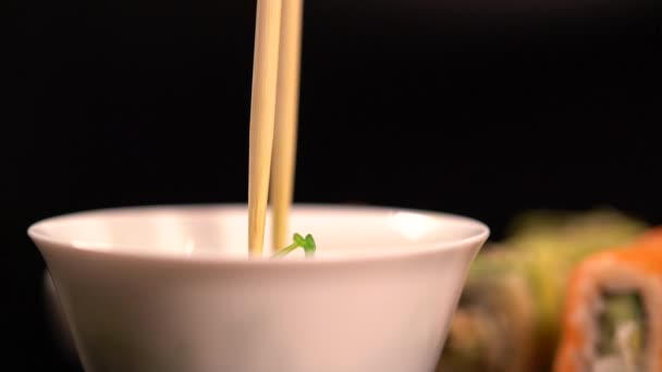 Женщина ест салат из морских водорослей — стоковое видео