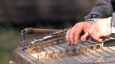 Tokmaklar bir müzik aletinin oynamak için kullanan adam dövülmüş