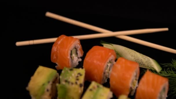 Rolos de sushi frescos e salada de algas com soja — Vídeo de Stock