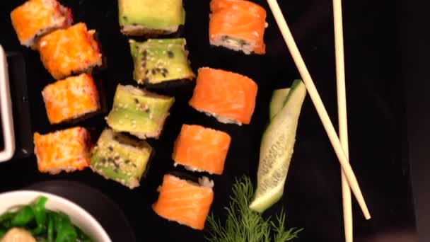 Verse sushi rolletjes met zeewier en sojasaus — Stockvideo