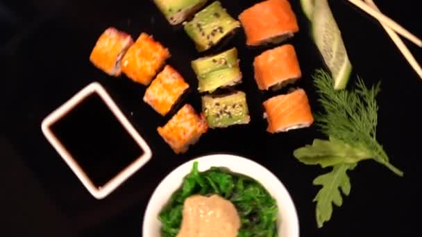 Rotierender Blick auf Sushi, Algensalat und Soja
