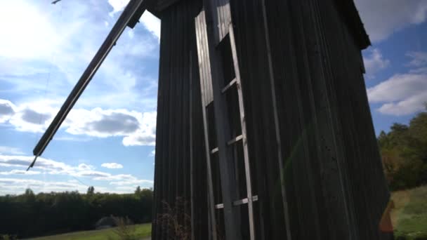 Oude houten windmolen op het platteland — Stockvideo