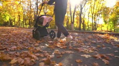 Bebek arabası ile düşük açılı yürüyen kadın