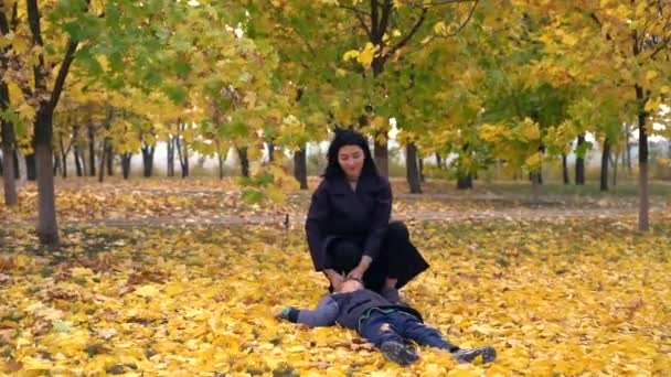 Mujer Joven Jugando Con Adolescente Parque Tirando Hojas Amarillas Sobre — Vídeos de Stock