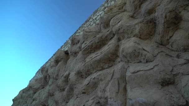 Posouvání po staré kamenné zdi — Stock video