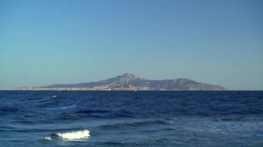 Denizin ötesinde görüntülendi dağlık tropik ada