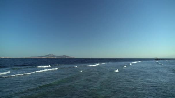 海洋与破浪和热带岛屿 — 图库视频影像