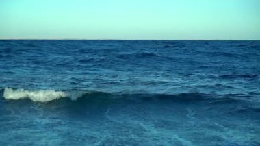 Sakin bir mavi okyanus dalgaları breaking