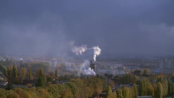 Vue surélevée des cheminées industrielles — Video