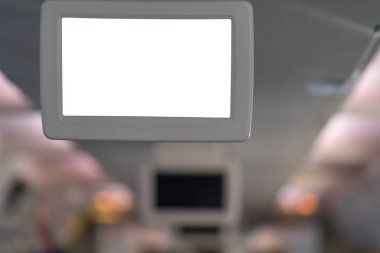 Bir eğlence ve seyahat kavramı görünümünde yakından bir uçak boş beyaz televizyon ekranından