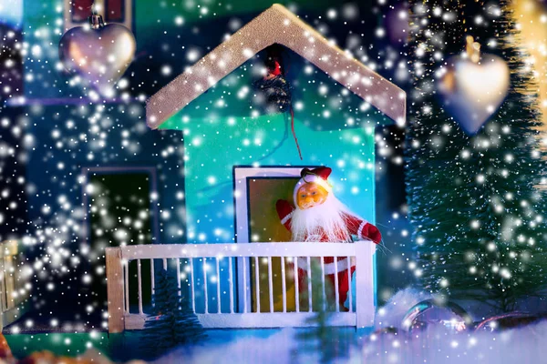 Jul Scen Med Santa Balkong Stående Titta Den Fallande Snön — Stockfoto
