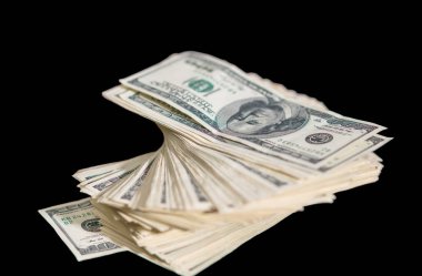 100 Usd doları banknot siyah bir arka plan bir mali yatırım ve başarı kavramı üzerinden dönen yığını