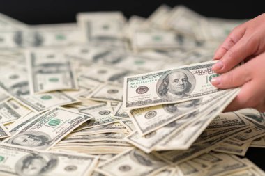 Başarı, yolsuzluk, işletme veya Maliye kavramı içinde birden fazla faturaları ile 100 YTL banknot bir avuç bir tablo üzerinde tutan kadın dağınık