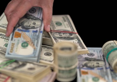 Okuma bankacılık veya yakın bir görünümü kadar ödeme için 100 YTL banknot bir tomar demetleri bir yığının üstüne yerleştirerek kadın sayılır