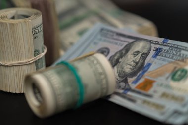 Yasadışı para bağlı saklamak rulo ve 100 YTL banknot bir kavram bozulması veya greft ile wads