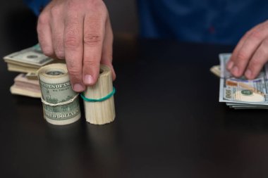 Bankacılık veya elindeki kopya alanı ile yakın bir nakit ödeme telafi için hazırlık içinde YTL banknotlar işadamı sayma rulo