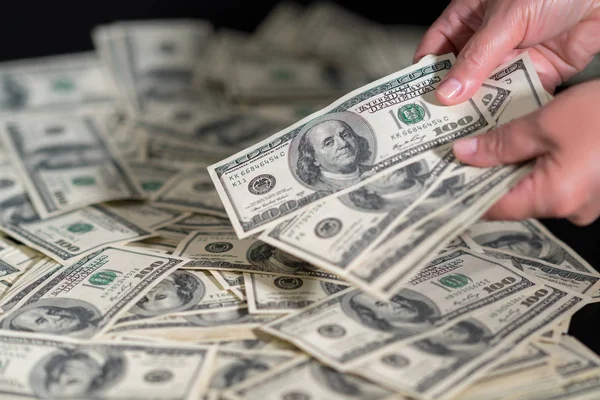 Osoba Počítání 100 Dolarové Bankovky Hromadu Rozprostře Stůl Blízké Nahoru — Stock fotografie