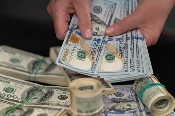 Bir Avuç Tutan Kadın 100 Ytl Banknot Para Ödeme Başarı — Stok fotoğraf