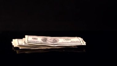 Adam 100 dolar faturaları hızda istifleme