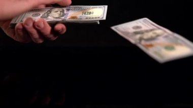 Kapalı bir tomar banknot el sürme kişi